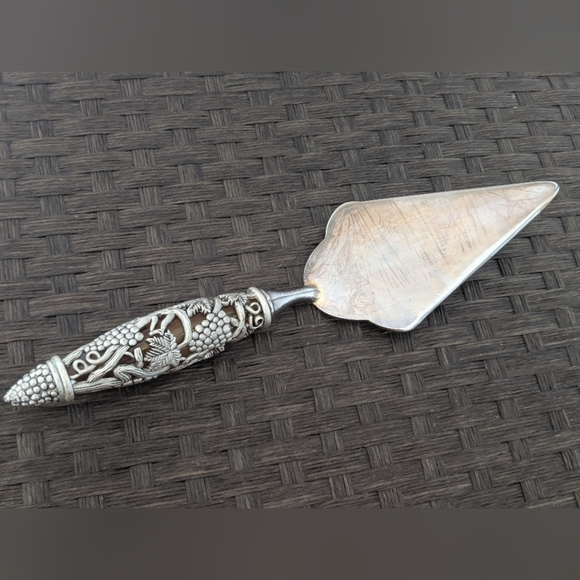 Elegant Silver Cake Server with Intricate Handle - Picture 1 of 6